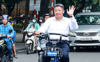 Phó chủ tịch Hà Nội 'mướt mồ hôi' trải nghiệm dịch vụ xe đạp công cộng