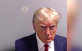 Ông Trump kiếm thêm tiền nhờ bức ảnh gây sốt tại trại giam