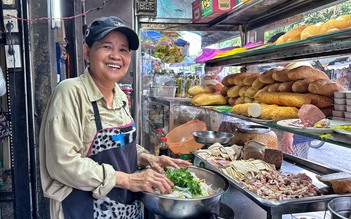 Bà chủ bán bánh mì hơn 50 năm: Hà tiện mua được… 9 căn nhà Sài Gòn