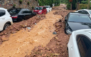 Hà Nội: Hàng loạt ô tô bị đất vùi lấp, mắc kẹt giữa đường