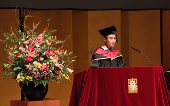 Từ chàng trai trường huyện thành giảng viên kinh tế học tại trời Âu