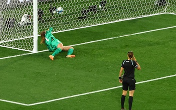 Đội Mỹ bị đánh bật khỏi World Cup nữ 2023 vì bóng qua vạch vôi… 1 mm