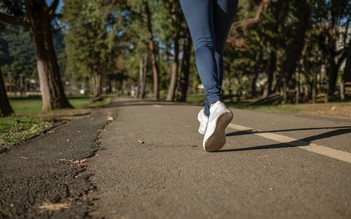 Ngày mới với tin tức sức khỏe: Cách đi bộ giúp tim khỏe, kéo dài tuổi thọ