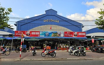 Vì sao tiểu thương Côn Đảo hằng ngày phải bán thịt heo ngâm nước đá?