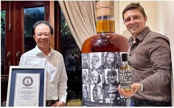 Một người Việt chi hơn 33,5 tỉ đồng mua chai rượu whisky lớn nhất thế giới
