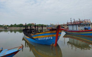 Quảng Bình: Tàu cá bốc cháy, lan sang nhiều thuyền xung quanh