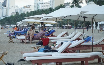 Hàng trăm ô dù, ghế 'vây kín' bãi biển Nha Trang trong khung giờ cấm