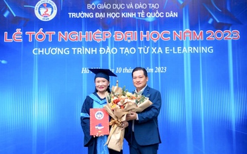 Nhận bằng tốt nghiệp ĐH và giấy khen sinh viên tiêu biểu ở tuổi U.70