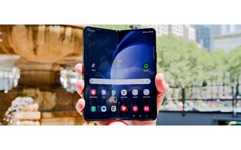'So găng' iPhone 15 với Galaxy Z Fold5