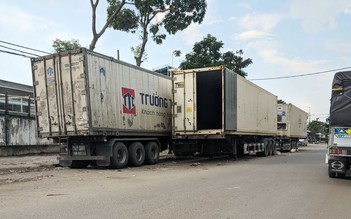 Xe tải, container đậu chiếm đường gây nguy hiểm