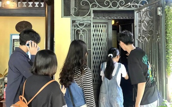 Bạn trẻ thích thú trải nghiệm thang máy hơn nửa thế kỷ ở TP.HCM