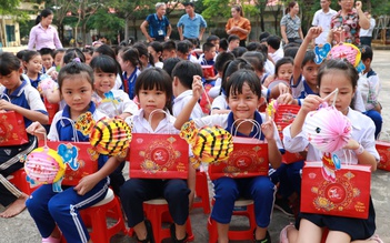 'Ghép đôi trăng tròn' ủng hộ 1.000 phần quà cho trẻ em nghèo dịp trung thu