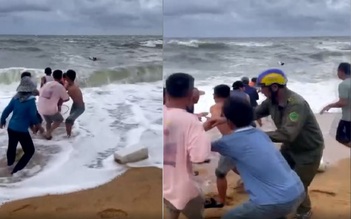 Hà Tĩnh: Cứu 3 ngư dân bị sóng đánh chìm thuyền