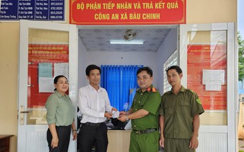 Báo Thanh Niên trao thẻ BHYT cho lực lượng dân phòng ở Bà Rịa-Vũng Tàu
