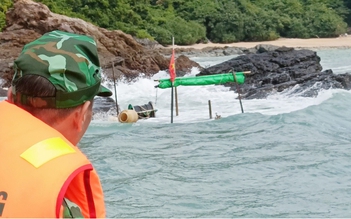 Biên phòng Quảng Ninh cứu 3 ngư dân bị chìm tàu trên vùng biển biên giới