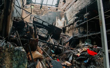 Cháy chợ Ba Đồn: Nhìn cảnh gian hàng bị thiêu rụi, tiểu thương ngất xỉu
