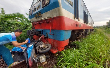 Đồng Nai: Băng qua đường sắt, 2 người đi xe máy bị tàu lửa tông tử vong