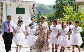 Nữ tỉ phú Nguyễn Thị Phương Thảo bất ngờ thăm các em nhỏ tại Làng SOS