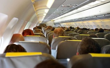 Tại sao hành khách không được phép xuống máy bay khi 'delay' trên đường băng?