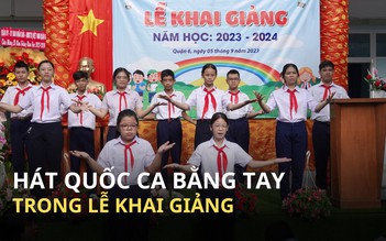 Hát Quốc ca bằng tay tại ngôi trường có lớp học ‘lặng thinh’