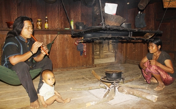 'Vật thiêng' trên dãy Trường Sơn: Bếp lửa và nhà dài