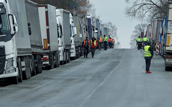Hàng ngàn tài xế xe tải Ukraine mắc kẹt giữa băng giá ở biên giới Ba Lan