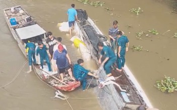 Lật ghe gỗ, 23 tấn gạo chìm xuống sông Bô Kê ở Vĩnh Long