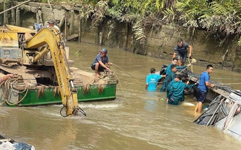 Vĩnh Long: Lật ghe gỗ chở 23 tấn gạo trên sông Bô Kê