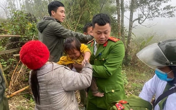 Bé gái 2 tuổi đi lạc hơn 1 ngày trong rừng ở Nghệ An