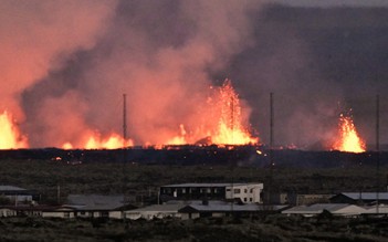 Dung nham núi lửa tràn vào thị trấn Iceland, 'nuốt chửng' nhà cửa