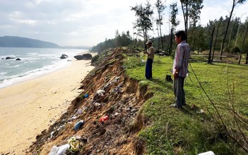 Sạt lở bờ biển nghiêm trọng ở Quảng Ngãi