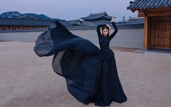 Người mẫu Việt diện yếm đào, thả dáng giữa cung điện lớn nhất Hàn Quốc