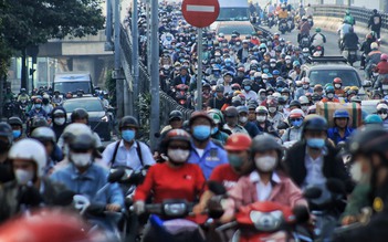 TP.HCM ngày đi làm đầu tiên 2024: Người dân trở lại công việc, đường phố đông đúc