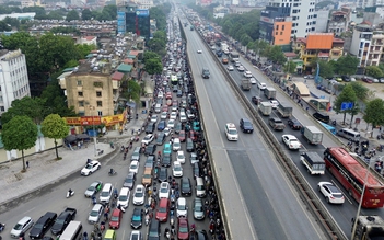 Đường phố Hà Nội ùn tắc trở lại trong ngày làm việc đầu tiên năm 2024