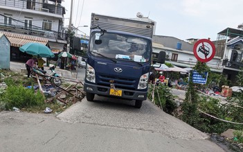 Ô tô ngang nhiên qua cầu bất chấp biển cấm