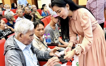 Bà Lê Hồng Thủy Tiên trao tặng 3 tỉ đồng giúp người khó khăn ở Khánh Hòa