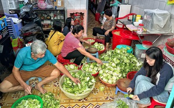 Đại gia đình ở Chợ Lớn 30 năm cùng làm củ kiệu, kiếm tiền xài tết