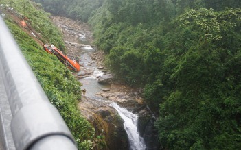 Cận cảnh chiếc xe khách lao xuống vực sâu ở cao tốc La Sơn - Túy Loan