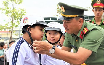 Tặng hơn 2.000 mũ bảo hiểm cho học sinh có hoàn cảnh khó khăn