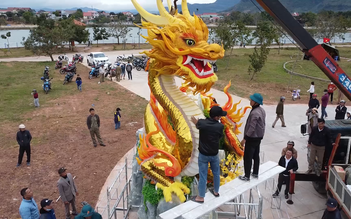 Vừa ‘đáp xuống’ phố núi Lao Bảo, linh vật rồng Quảng Trị đã tạo nên cơn sốt