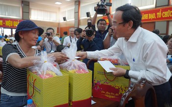 Ông Nguyễn Văn Nên thăm, tặng quà cho hộ nghèo, người lao động tại Đồng Nai