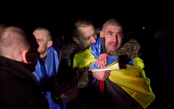 Nga, Ukraine bất ngờ trao đổi tù binh