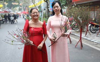 Phu nhân Chủ tịch nước và phu nhân Tổng thống Philippines đi chợ hoa Hàng Lược