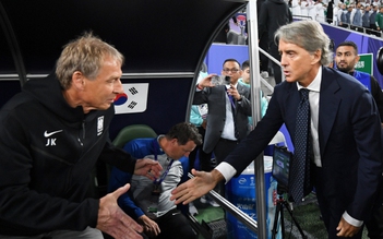 HLV Mancini buồn bã bỏ vào đường hầm khi Ả Rập Xê Út thua Hàn Quốc