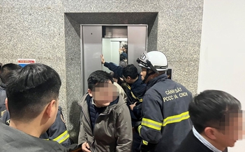 Công an phá cửa, cứu 7 người mắc kẹt trong thang máy trụ sở Bộ Công thương