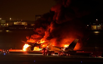Máy bay bốc cháy ngùn ngụt ở Nhật: Vì sao 379 người thoát kịp?