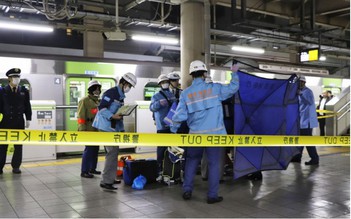 Cô gái đâm chém 4 người đàn ông trên đoàn tàu tại Nhật Bản