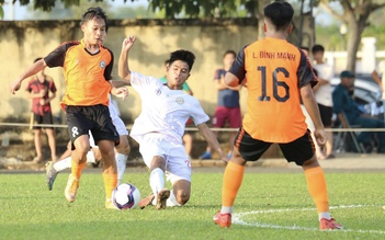 HLV Lư Đình Tuấn và đội U.19 TP.HCM bại trận choáng váng trước đối thủ 16 tuổi