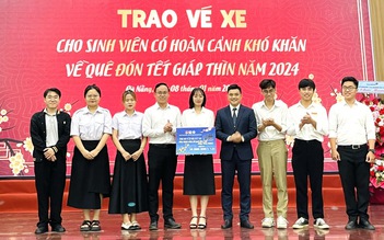 Sinh viên Đại học Đà Nẵng vui mừng nhận vé xe về quê đón tết