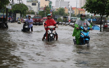 Triều cường dâng cao giờ tan tầm, nhiều tuyến đường ở TP.HCM 'biến thành sông'